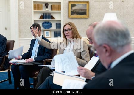 Reportage : la directrice des Affaires législatives Louisa Terrell parle alors que le président Joe Biden passe en revue les remarques qu'il prononcera lors du déjeuner du caucus démocratique du Sénat, jeudi 2 mars 2023, dans le bureau ovale de la Maison Blanche. Banque D'Images