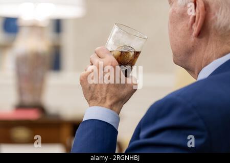 Reportage : le président Joe Biden rencontre le personnel de la Maison Blanche pour discuter de l'emplacement du quartier général de la Force spatiale, vendredi 10 mars 2023, dans le bureau ovale de la Maison Blanche. Banque D'Images