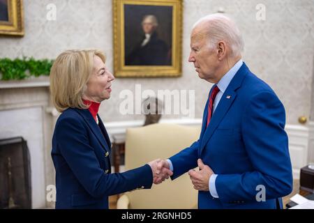 Reportage : le président Joe Biden rencontre l’ambassadrice en Allemagne Amy Gutmann, vendredi 4 mars 2023, dans le bureau ovale de la Maison Blanche. Banque D'Images