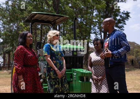 Reportage : visite de la première dame Jill Biden en Afrique (février 2023) - la première dame Jill Biden participe à une visite de Hello Tractor, une organisation reliant les propriétaires de tracteurs et les petits exploitants agricoles, samedi 25 février 2023, au bureau John Deere de Nairobi, au Kenya. Banque D'Images