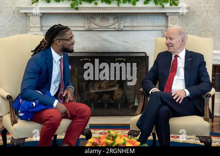 Reportage : le président Joe Biden rencontre la sécurité de Buffalo Bills Damar Hamlin, jeudi 30 mars 2023, dans le bureau ovale de la Maison Blanche. Hamlin a subi un arrêt cardiaque sur le terrain lors d'un match de la NFL en janvier. Banque D'Images