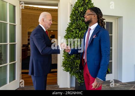 Reportage : le président Joe Biden rencontre la sécurité de Buffalo Bills Damar Hamlin, jeudi 30 mars 2023, sur le patio de la Colonnade Ouest devant le bureau ovale de la Maison Blanche. Hamlin a subi un arrêt cardiaque sur le terrain lors d'un match de la NFL en janvier. Banque D'Images