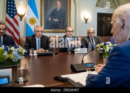 Reportage : le Président Joe Biden participe à une réunion bilatérale élargie avec Alberto Fernández, Président de la République Argentine, mercredi 29 mars 2023, dans la salle du Cabinet de la Maison Blanche. Banque D'Images