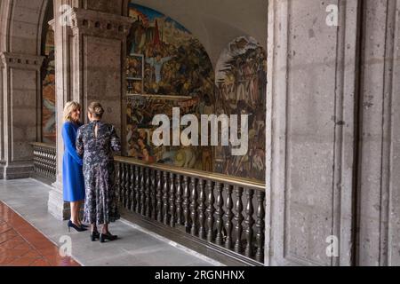 Reportage : Joe Biden et son épouse Jill Biden visitent Mexico (2023 janvier) - la première dame Jill Biden regarde la fresque murale de Diego Rivera « l’histoire du Mexique » avec la première dame du Mexique, le Dr Beatriz Gutiérrez Müller, lundi 9 janvier 2023, au Palais national de Mexico. Banque D'Images