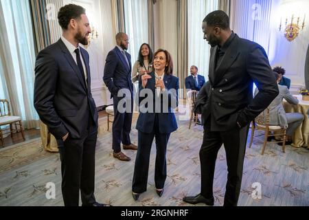 Reportage : le vice-président Kamala Harris accueille les membres de l'équipe des Golden State Warriors, Champion NBA 2022, mardi 17 janvier 2023, dans la salle à manger de la Maison Blanche. Banque D'Images