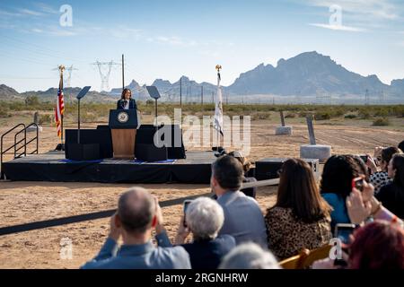 Reportage : Kamala Harris à la cérémonie d'inauguration de la sous-station de Delaney (2023) - la vice-présidente Kamala Harris prononce un discours lors d'une inauguration de la ligne de transmission, jeudi 19 janvier 2023, à la sous-station de Delaney à Tonopah, Arizona. Banque D'Images