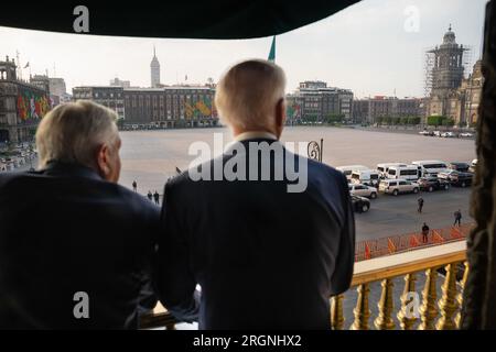 Reportage : Joe Biden et son épouse Jill Biden visitent Mexico (janvier 2023) - le président Joe Biden a une rencontre privée avec le président mexicain Andres Manuel Lopez Obrador, le lundi 9 janvier 2023, donnant sur le balcon du palais national de Mexico. Banque D'Images