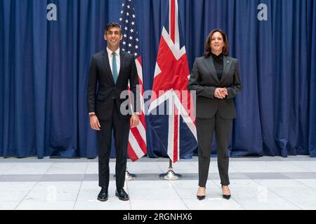 Reportage : la vice-présidente Kamala Harris accueille le Premier ministre britannique Rishi Sunak à la Commerzbank à Munich, le samedi 18 février 2023, lors de la conférence de Munich sur la sécurité. Banque D'Images