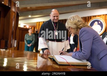 Reportage : visite de Joe Biden et de son épouse Jill Biden à Mexico (janvier 2023) - la première Dame Jill Biden et le Dr Beatriz Gutiérrez Müller, épouse du Président du Mexique, visitent la Basilique notre-Dame de Guadalupe, le dimanche 8 janvier 2023. Ici, Jill Biden signe le livre d'or. Banque D'Images