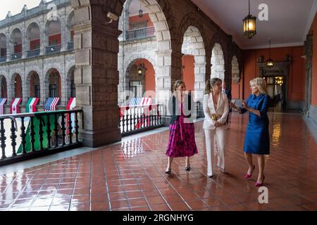 Reportage : Joe Biden et son épouse Jill Biden visitent Mexico (2023 janvier) - la première dame Jill Biden, le Dr Beatriz Gutiérrez Müller et Mme Sophie Trudeau marchent ensemble après une cérémonie d’arrivée au 10e Sommet des dirigeants nord-américains au Palais national, le mardi 10 janvier 2023, à Mexico. Banque D'Images