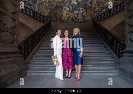 Reportage : Joe Biden et son épouse Jill Biden visitent Mexico (2023 janvier) - la première dame Jill Biden, le Dr Beatriz Gutiérrez Müller et Mme Sophie Trudeau posent pour une photo au Palais national, le mardi 10 janvier 2023, à Mexico. Banque D'Images