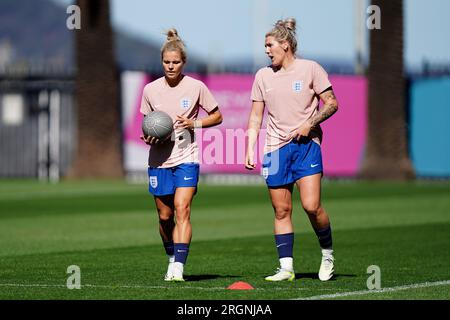 Rachel Daly (à gauche) et Millie Bright en action lors d'une séance d'entraînement au Central Coast Stadium, à Gosford, en Australie. Date de la photo : Vendredi 11 août 2023. Banque D'Images