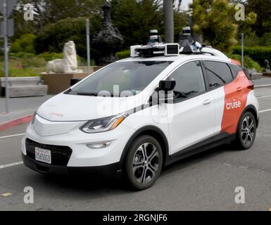 San Francisco. 10 août 2023. Les régulateurs californiens ont approuvé jeudi une expansion qui permettra à deux services rivaux de robotaxi d'opérer dans tout San Francisco à toute heure, malgré les inquiétudes de sécurité suscitées par des problèmes récurrents avec des arrêts imprévus et d'autres comportements erratiques qui ont entraîné des véhicules sans pilote bloquant la circulation, y compris les véhicules d'urgence. La Commission des services publics de l'État a voté pour approuver les services rivaux de Cruise et Waymo pour fonctionner. PHOTO : 14 mai 2023, San Francisco, Californie, USA : Cannellini Cruise robotaxi, ou véhicule autonome (AV) taxi, cercles Banque D'Images