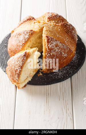 Délicieuse brioche française de pâques moulue mousseline de pain mouna dans une assiette sur la table. Vertical Banque D'Images