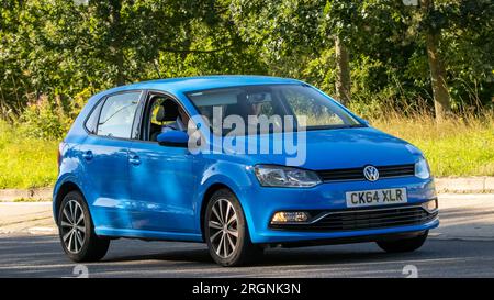 Milton Keynes, Royaume-Uni - 10 août 2023 : 2015 bleu Volkswagen Polo se TSI S-A conduite sur une route de campagne anglaise. Banque D'Images