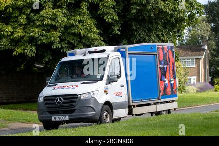 Whittlebury, Northants., Royaume-Uni - 6 août 2023. Fourgon de livraison Tesco livrant des provisions à un village anglais. Banque D'Images