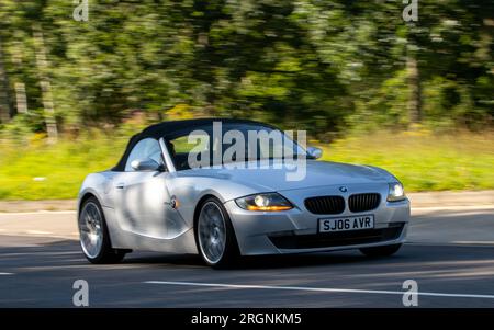 Milton Keynes, Royaume-Uni - 10 août 2023 : 2006 argent BMW Z4 si voiture de sport conduisant sur une route de campagne anglaise. Banque D'Images