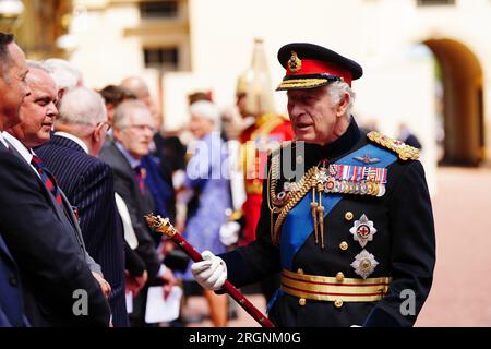 Photo de dossier datée du 15/06/2023 du roi Charles III, parlant avec des invités alors que lui et la princesse royale présentent le nouveau standard du souverain aux Blues et royaux (Royal Horse Guards et 1st Dragoons) lors d'une cérémonie au palais de Buckingham, à Londres. Le roi a remanié les nominations militaires pour les membres actifs de la famille royale à l'approche de l'anniversaire de la mort de la défunte reine, avec trois rôles supplémentaires chacun pour le prince et la princesse de Galles. Date de parution : vendredi 11 août 2023. Banque D'Images