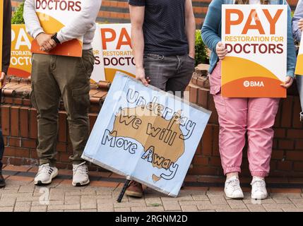 Photo de dossier datée du 13/07/2023 de médecins juniors et de membres de la British Medical Association (BMA) sur la ligne de piquetage à l'extérieur de l'infirmerie générale de Leeds. De nouveaux médecins descendent des stéthoscopes pour ramasser des pancartes et rejoindre les lignes de piquetage à travers l'Angleterre. Les médecins juniors de la British Medical Association (BMA) organisent une marche de quatre jours à partir de 0700 h le vendredi 11 août. Certains des médecins en grève ne travaillent au NHS que depuis neuf jours, après avoir commencé leur premier emploi au NHS le mercredi 2 août. Date de parution : vendredi 11 août 2023. Banque D'Images