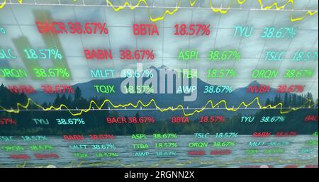 Image du traitement des données boursières contre paysage avec montagnes, arbres et rivière Banque D'Images