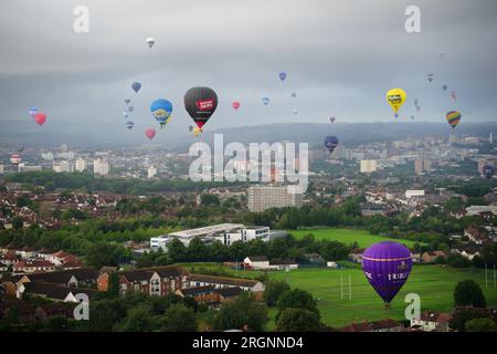 Montgolfières au-dessus de Bristol lors de l'ascension massive de la Bristol International Balloon Fiesta 2023. Date de la photo : Vendredi 11 août 2023. Banque D'Images