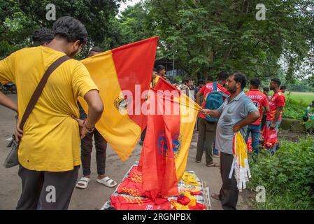 Kolkata, Inde. 11 août 2023. Les supporters de deux équipes rivales de football indiennes se rassemblent à la billetterie du club à la veille du premier derby de la saison entre MBSG (Mohunbagan Super Giants) et Emami EBFC (East Bengal football Club) lors du tournoi de football du groupe A Durand Cup 2023 à Kolkata (Credit image : © Amlan Biswas/Pacific Press via ZUMA Press Wire) À USAGE ÉDITORIAL UNIQUEMENT ! Non destiné à UN USAGE commercial ! Banque D'Images