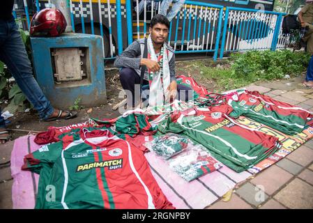 Kolkata, Inde. 11 août 2023. Les supporters de deux équipes rivales de football indiennes se rassemblent à la billetterie du club à la veille du premier derby de la saison entre MBSG (Mohunbagan Super Giants) et Emami EBFC (East Bengal football Club) lors du tournoi de football du groupe A Durand Cup 2023 à Kolkata (Credit image : © Amlan Biswas/Pacific Press via ZUMA Press Wire) À USAGE ÉDITORIAL UNIQUEMENT ! Non destiné à UN USAGE commercial ! Banque D'Images