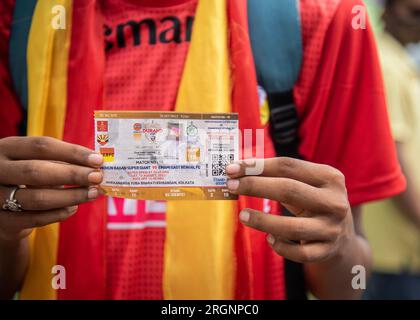 Kolkata, Inde. 11 août 2023. Les supporters de deux équipes rivales de football indiennes se rassemblent à la billetterie du club à la veille du premier derby de la saison entre MBSG (Mohunbagan Super Giants) et Emami EBFC (East Bengal football Club) lors du tournoi de football du groupe A Durand Cup 2023 à Kolkata (Credit image : © Amlan Biswas/Pacific Press via ZUMA Press Wire) À USAGE ÉDITORIAL UNIQUEMENT ! Non destiné à UN USAGE commercial ! Banque D'Images