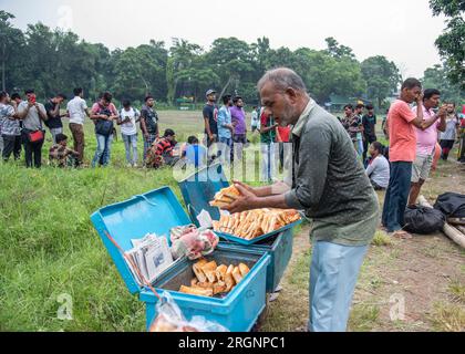 Kolkata, Inde. 11 août 2023. Les supporters de deux équipes rivales de football indiennes se rassemblent à la billetterie du club à la veille du premier derby de la saison entre MBSG (Mohunbagan Super Giants) et Emami EBFC (East Bengal football Club) lors du tournoi de football du groupe A Durand Cup 2023 à Kolkata (Credit image : © Amlan Biswas/Pacific Press via ZUMA Press Wire) À USAGE ÉDITORIAL UNIQUEMENT ! Non destiné à UN USAGE commercial ! Banque D'Images