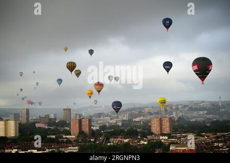 Montgolfières au-dessus de Bristol lors de l'ascension massive de la Bristol International Balloon Fiesta 2023. Date de la photo : Vendredi 11 août 2023. Banque D'Images
