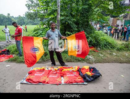 Kolkata, Inde. 11 août 2023. Les supporters de deux équipes rivales de football indiennes se rassemblent à la billetterie du club à la veille du premier derby de la saison entre MBSG (Mohunbagan Super Giants) et Emami EBFC (East Bengal football Club) lors du tournoi de football du groupe A Durand Cup 2023 à Kolkata (Credit image : © Amlan Biswas/Pacific Press via ZUMA Press Wire) À USAGE ÉDITORIAL UNIQUEMENT ! Non destiné à UN USAGE commercial ! Banque D'Images