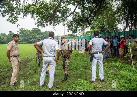 Kolkata, Inde. 11 août 2023. Les supporters de deux équipes rivales de football indiennes se rassemblent à la billetterie du club à la veille du premier derby de la saison entre MBSG (Mohunbagan Super Giants) et Emami EBFC (East Bengal football Club) lors du tournoi de football du groupe A Durand Cup 2023 à Kolkata (Credit image : © Amlan Biswas/Pacific Press via ZUMA Press Wire) À USAGE ÉDITORIAL UNIQUEMENT ! Non destiné à UN USAGE commercial ! Banque D'Images