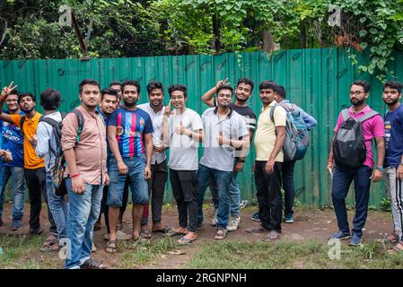 Kolkata, Inde. 11 août 2023. Les supporters de deux équipes rivales de football indiennes se rassemblent à la billetterie du club à la veille du premier derby de la saison entre MBSG (Mohunbagan Super Giants) et Emami EBFC (East Bengal football Club) lors du tournoi de football du groupe A Durand Cup 2023 à Kolkata (Credit image : © Amlan Biswas/Pacific Press via ZUMA Press Wire) À USAGE ÉDITORIAL UNIQUEMENT ! Non destiné à UN USAGE commercial ! Banque D'Images