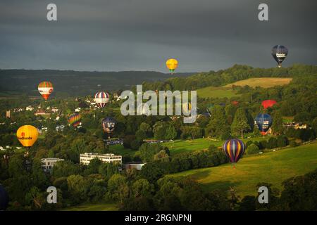 Montgolfières au-dessus de Bristol lors de l'ascension massive de la Bristol International Balloon Fiesta 2023. Date de la photo : Vendredi 11 août 2023. Banque D'Images