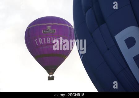Montgolfières au-dessus de Bristol lors de l'ascension massive de la Bristol International Balloon Fiesta 2023. Date de la photo : Vendredi 11 août 2023. Banque D'Images