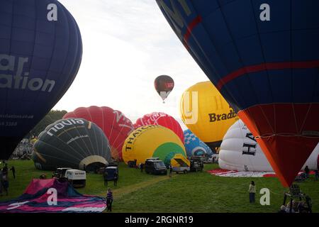 Les montgolfières sont gonflées lors de l'ascension massive de la Bristol International Balloon Fiesta 2023. Date de la photo : Vendredi 11 août 2023. Banque D'Images