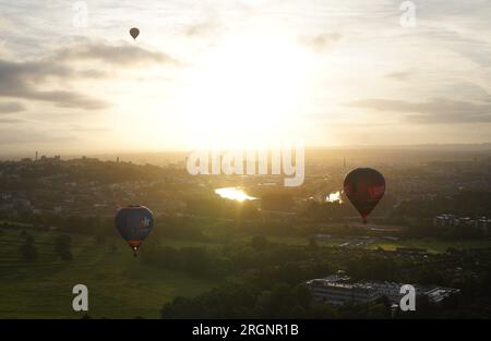 Montgolfières au-dessus de Bristol lors de l'ascension massive de la Bristol International Balloon Fiesta 2023. Date de la photo : Vendredi 11 août 2023. Banque D'Images