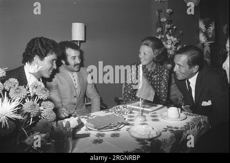 Beatrix et Claus parlent avec des employés invités du Maroc et de la Turquie à Amersfoort, Beatrix et Claus parlent avec des employés invités ; ca. Août 1972 Banque D'Images