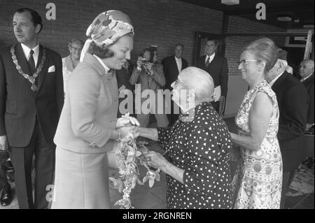 Visite de travail de la Princesse Beatrix et du Prince Claus dans la province d'Utrecht, Beatrix et Claus visitent la maison de retraite de Lopik, recevant des fleurs d'un résident de 91 ans ; ca. Août 1972 Banque D'Images