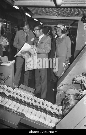 Visite de travail de la Princesse Beatrix et du Prince Claus dans la province d'Utrecht, Beatrix et Claus lors d'une visite à Utrechts Nieuwsblad ; ca. Août 1972 Banque D'Images