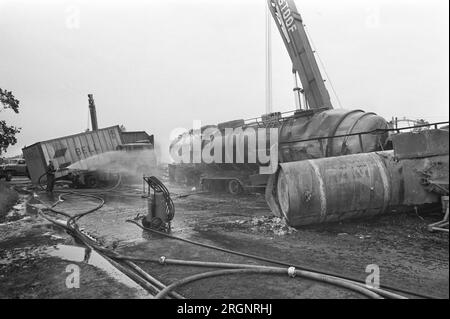 Catastrophe routière (13 morts) sur le chemin de Rotterdam à Breda près de Prinsenbeek, aperçu de la dévastation ; ca. Août 1972 Banque D'Images