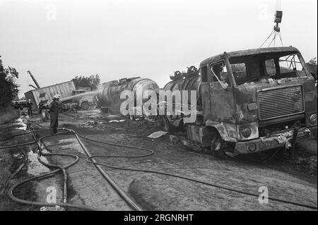 Catastrophe routière (13 morts) sur le chemin de Rotterdam à Breda près de Prinsenbeek, aperçu de la dévastation ; ca. Août 1972 Banque D'Images