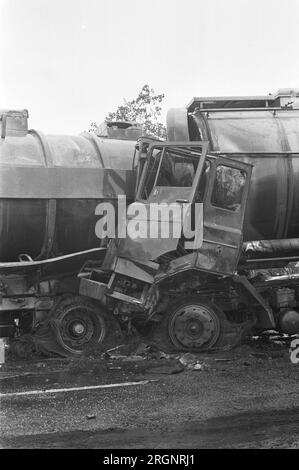 Catastrophe routière (13 morts) sur le chemin de Rotterdam à Breda près de Prinsenbeek, cabine de camion écrasée ; ca. Août 1972 Banque D'Images