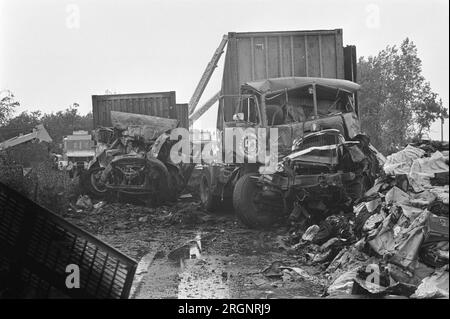 Catastrophe routière (13 morts) sur le chemin de Rotterdam à Breda près de Prinsenbeek, aperçu de la dévastation ; ca. Août 1972 Banque D'Images