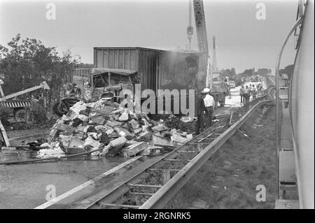 Catastrophe routière (13 morts) sur le chemin Rotterdam à Breda près de Prinsenbeek ca. Août 1972 Banque D'Images