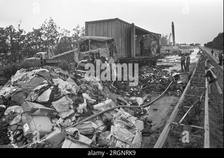 Catastrophe routière (13 morts) sur le chemin Rotterdam-Breda près de Prinsenbeek ; ca. Août 1972 Banque D'Images