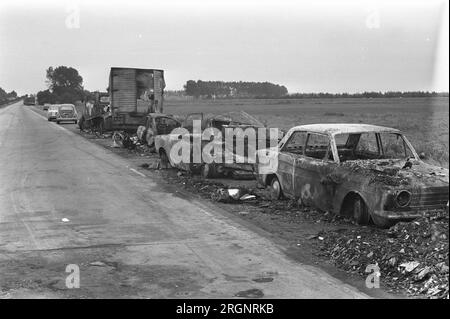 Catastrophe routière (13 morts) sur le chemin de Rotterdam à Breda près de Prinsenbeek, voitures particulières brûlées ; ca. Août 1972 Banque D'Images