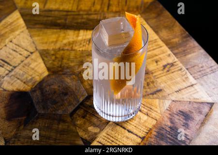 Cocktail frais à l'orange et à la glace. Boisson alcoolisée et non alcoolisée au comptoir du bar. Banque D'Images