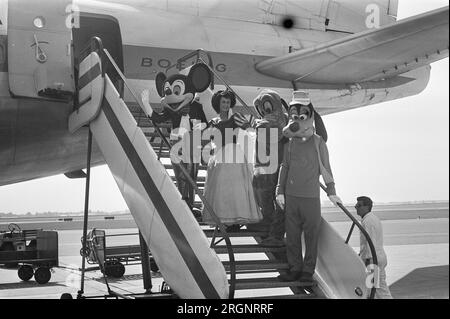 Mickey Mouse à Schiphol, Mickey Mouse, Dingo, Pluton et Snow White personnages ; ca. Août 1972 Banque D'Images