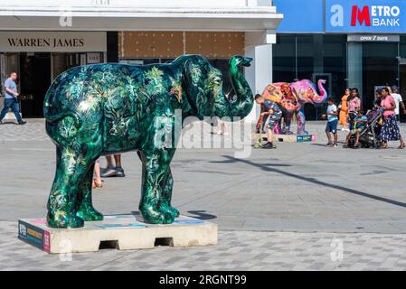 Événement Herd in the City à Southend on Sea, Essex, Royaume-Uni. L'une des nombreuses statues d'éléphants aux couleurs vives placées autour de la ville comme attraction touristique Banque D'Images